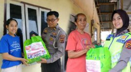 Personil Ditlantas Polda Jambi Door to Door Bagikan Sembako Bapokting ke Masyarakat. FOTO : Hms