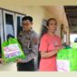 Personil Ditlantas Polda Jambi Door to Door Bagikan Sembako Bapokting ke Masyarakat. FOTO : Hms