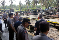 Polisi Telah Memasang Police Line di Lokasi Kebakaran Ponpes Al-Baqiyatush Shalihat Kuala Tungkal. FOTO : Polsek Tungkal Ilir