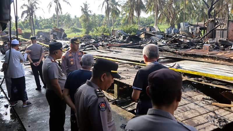 Polisi Telah Memasang Police Line di Lokasi Kebakaran Ponpes Al-Baqiyatush Shalihat Kuala Tungkal. FOTO : Polsek Tungkal Ilir