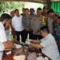 Kapolres Tanjung Jabung Barat AKBP Padli, SH, SIK, MH didampingi Kapolsek Betara AKP Dasep Nurdin Ansori, SH, MH Saat Saksikan Khitanan Massal dan Kesehatan KB di Betara. [FOTO : Humas]