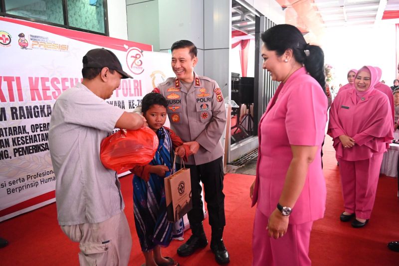 Kapolda Jambi Irjen Pol Rusdi Hartono Memberikan Tasi Asih Kepada Masyarakat yang Ikut Kegiatan Bakti Kesehatan Hari Bhayangkara ke 78 di RS Bhayangkara Jambi. FOTO : Dhea