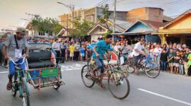 Peserta lomba saat memacu Becak dari Garis Start Depan Rumah Jabatan Bupati, Jum'at (11/8/23). FOTO : Ist
