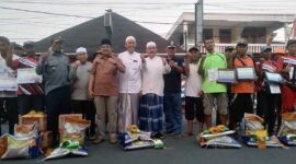 Bupati Tanjung Jabung Barat H Anwar Sadat didampingi Sekda, Asisten dan Staf Ahli serta Kadishub foto bersama peserta Lomba, Jum'at (11/8/23). FOTO : LT