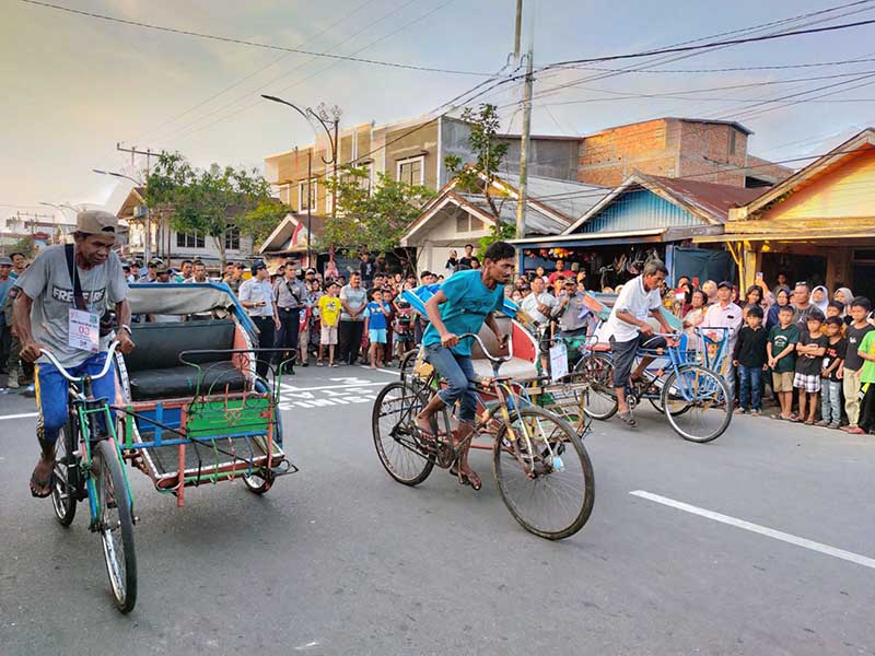 Peserta lomba saat memacu Becak dari Garis Start Depan Rumah Jabatan Bupati, Jum'at (11/8/23). FOTO : Ist
