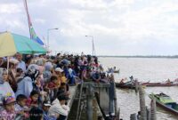 Tampak Ribuan Warga Memadati Jembatan WFC Menyaksikan Jalannya Lomba  Balap Pompong HUT Tanjab Barat Ke-58, Kamis (10/8/23). FOTO : LT