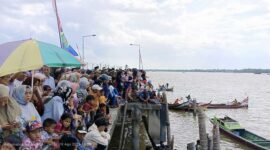 Tampak Ribuan Warga Memadati Jembatan WFC Menyaksikan Jalannya Lomba  Balap Pompong HUT Tanjab Barat Ke-58, Kamis (10/8/23). FOTO : LT