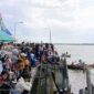 Tampak Ribuan Warga Memadati Jembatan WFC Menyaksikan Jalannya Lomba  Balap Pompong HUT Tanjab Barat Ke-58, Kamis (10/8/23). FOTO : LT
