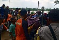 Tim SAR Gabungan Melakukan Evakuasi Balita Tenggelam di Sungai Berbak Tanjung Jabung Timur ditemukan Meninggal, Senin (15/4/24). [FOTO : HMS Kantor SAR JAMBI]
