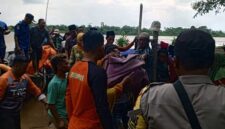 Tim SAR Gabungan Melakukan Evakuasi Balita Tenggelam di Sungai Berbak Tanjung Jabung Timur ditemukan Meninggal, Senin (15/4/24). [FOTO : HMS Kantor SAR JAMBI]
