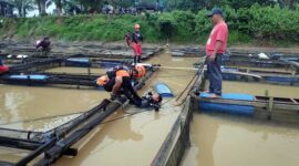Tim SAR Basarnas Jambi Saat Melakukan Pencarian di Sekitap TKP Jatuhnya Korban. [FOTO : HUMAS]