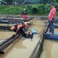 Tim SAR Basarnas Jambi Saat Melakukan Pencarian di Sekitap TKP Jatuhnya Korban. [FOTO : HUMAS]