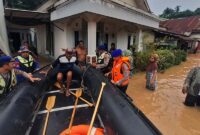 Ditpolairud Polda Jambi Evakuasi Warga Terdampak Banjir di Kelurahan Jelutung. FOTO : HMS