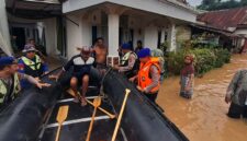 Ditpolairud Polda Jambi Evakuasi Warga Terdampak Banjir di Kelurahan Jelutung. FOTO : HMS