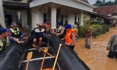 Ditpolairud Polda Jambi Evakuasi Warga Terdampak Banjir di Kelurahan Jelutung