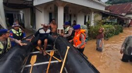 Ditpolairud Polda Jambi Evakuasi Warga Terdampak Banjir di Kelurahan Jelutung. FOTO : HMS