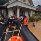 Ditpolairud Polda Jambi Evakuasi Warga Terdampak Banjir di Kelurahan Jelutung. FOTO : HMS