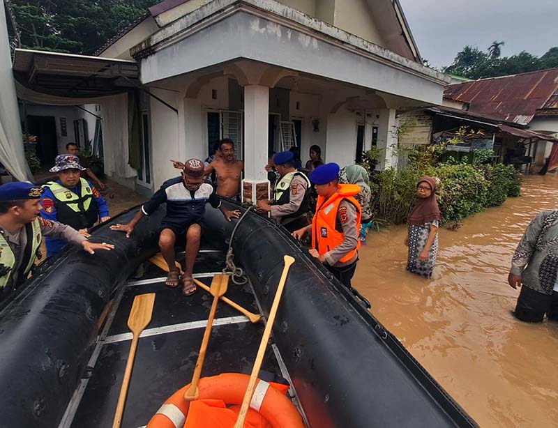 Ditpolairud Polda Jambi Evakuasi Warga Terdampak Banjir di Kelurahan Jelutung. FOTO : HMS