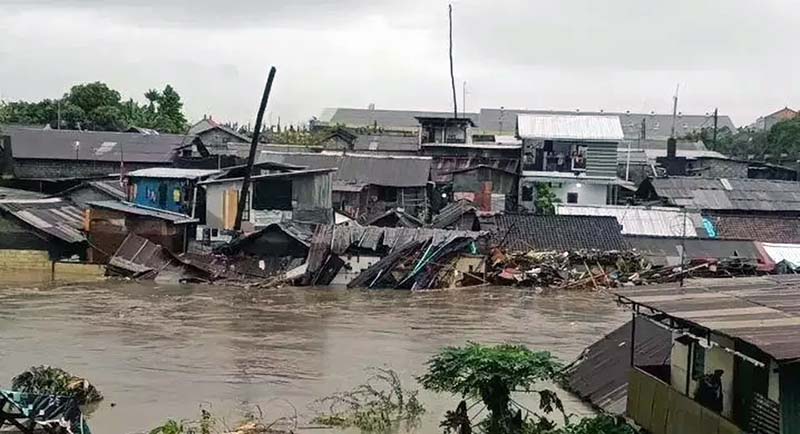 Penampakan Banjir Bandang yang Melanda Sejumlah Titik di Bali. (FOTO : news.okezone.com)
