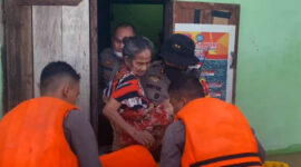 Kapolres Bungo AKBP Guntur Saputro Turun Dalam Melakukan Evakuasi Warga Terdampak Banjir, Minggu (2/1/22). FOTO : HUmas Res Bungo
