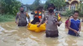 Kapolres Bungo AKBP Guntur Saputro Turun Dalam Melakukan Evakuasi Warga Terdampak Banjir, Minggu (2/1/22). FOTO : HUmas Res Bungo