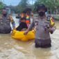 Kapolres Bungo AKBP Guntur Saputro Turun Dalam Melakukan Evakuasi Warga Terdampak Banjir, Minggu (2/1/22). FOTO : HUmas Res Bungo