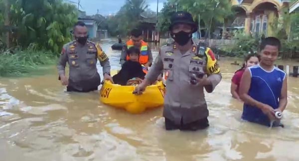 Kapolres Bungo AKBP Guntur Saputro Turun Dalam Melakukan Evakuasi Warga Terdampak Banjir, Minggu (2/1/22). FOTO : HUmas Res Bungo