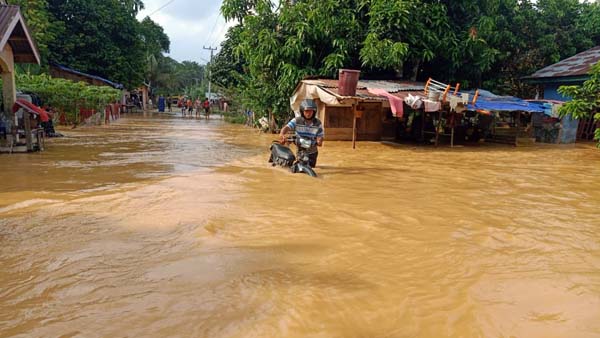 Genangan Banjir di Desa Tanjung Paku Kecamatan Merlung, Minggu (26//12/21)
