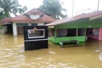 Salah Satu Rumah Warga Desa Merlung yang Terendam Banjir, Jumat (29/10/21). FOTO : KHUSUS 