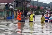 Aktivitas Warga Desa Lubuk Suli Kabupaten Kerinci Lumpuh Total Akibat Banjir Sejak Rabu. FOTO : Inews.id