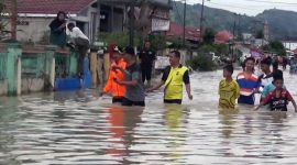 Aktivitas Warga Desa Lubuk Suli Kabupaten Kerinci Lumpuh Total Akibat Banjir Sejak Rabu. FOTO : Inews.id