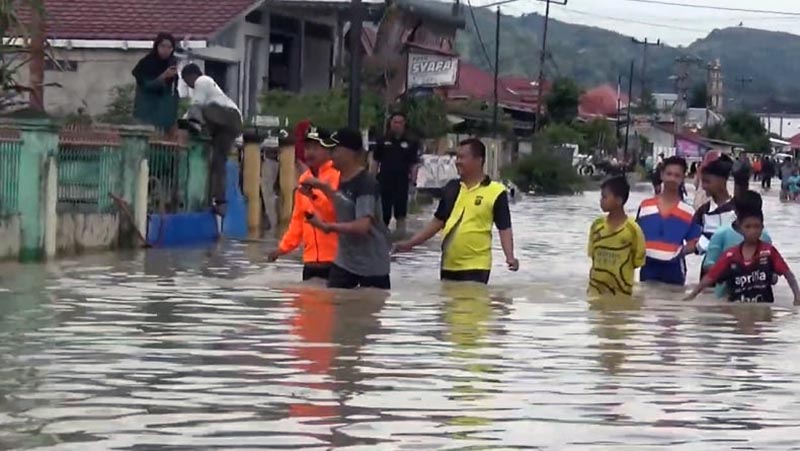 Aktivitas Warga Desa Lubuk Suli Kabupaten Kerinci Lumpuh Total Akibat Banjir Sejak Rabu. FOTO : Inews.id
