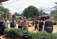 Wabup Hairan pantau Lokasi Banjir di Lubuk Kambing, Renah Mendaluh, Sabtu (25/12/21). Dok Prokopim
