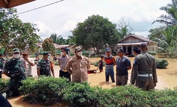 Wabup Hairan pantau Lokasi Banjir di Lubuk Kambing, Renah Mendaluh, Sabtu (25/12/21). Dok Prokopim