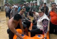 Kapolres Sarolangun AKBP Budi Prasetya bersama Pj Bupati Turun Langsung Bantu Evakuasi Warga Korban Banjir. FOTO : HMS