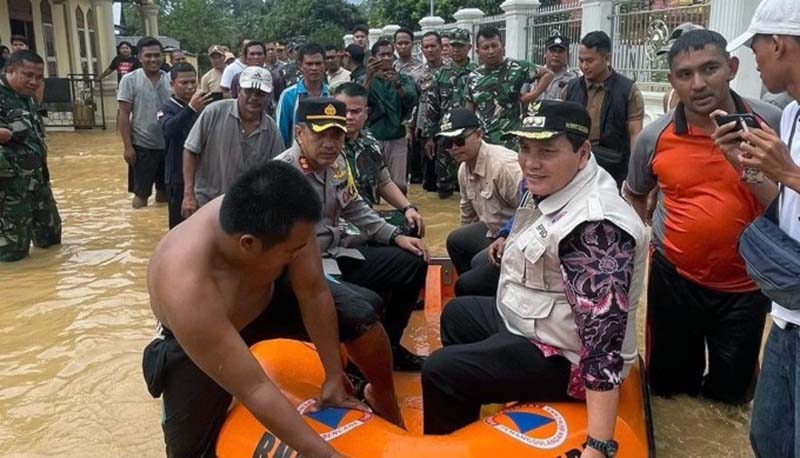 Kapolres Sarolangun AKBP Budi Prasetya bersama Pj Bupati Turun Langsung Bantu Evakuasi Warga Korban Banjir. FOTO : HMS