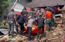 Proses evakuasi jenazah Tiurmalina Boru Sinaga (70), ibu kandung Aipda Simson Pakpahan, personel Kompi 1 Batalyon-C Satbrimob Polda Sumut yang menjadi korban banjir di Kota sibolga. (Dok Polda Sumut/IDNtimes)
