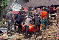 Proses evakuasi jenazah Tiurmalina Boru Sinaga (70), ibu kandung Aipda Simson Pakpahan, personel Kompi 1 Batalyon-C Satbrimob Polda Sumut yang menjadi korban banjir di Kota sibolga. (Dok Polda Sumut/IDNtimes)
