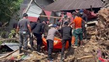 Proses evakuasi jenazah Tiurmalina Boru Sinaga (70), ibu kandung Aipda Simson Pakpahan, personel Kompi 1 Batalyon-C Satbrimob Polda Sumut yang menjadi korban banjir di Kota sibolga. (Dok Polda Sumut/IDNtimes)
