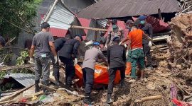 Proses evakuasi jenazah Tiurmalina Boru Sinaga (70), ibu kandung Aipda Simson Pakpahan, personel Kompi 1 Batalyon-C Satbrimob Polda Sumut yang menjadi korban banjir di Kota sibolga. (Dok Polda Sumut/IDNtimes)
