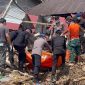 Proses evakuasi jenazah Tiurmalina Boru Sinaga (70), ibu kandung Aipda Simson Pakpahan, personel Kompi 1 Batalyon-C Satbrimob Polda Sumut yang menjadi korban banjir di Kota sibolga. (Dok Polda Sumut/IDNtimes)
