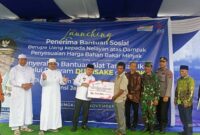 Gubernur Jambi H Al Haris secara simbolis menyerahkan bantuan sosial berupa uang kepada perwakilan Nelayan, Minggu (6/11/22). FOTO : Bas/LT