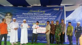 Gubernur Jambi H Al Haris secara simbolis menyerahkan bantuan sosial berupa uang kepada perwakilan Nelayan, Minggu (6/11/22). FOTO : Bas/LT