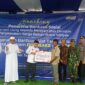 Gubernur Jambi H Al Haris secara simbolis menyerahkan bantuan sosial berupa uang kepada perwakilan Nelayan, Minggu (6/11/22). FOTO : Bas/LT