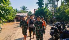 Komandan Kodim 0420/Sarko, Letkol Inf Yakhya Wisnu Ariyanto, bersama personel Polri dan instansi terkait meninjau langsung kondisi pemukiman warga yang terdampak banjir di Kabupaten Merangin, Senin (27/4/2026). Selain memantau dampak kerusakan, personel gabungan dikerahkan untuk memastikan proses evakuasi dan penyaluran bantuan logistik berjalan lancar. (FOTO : Dok. PENREMGAPU_