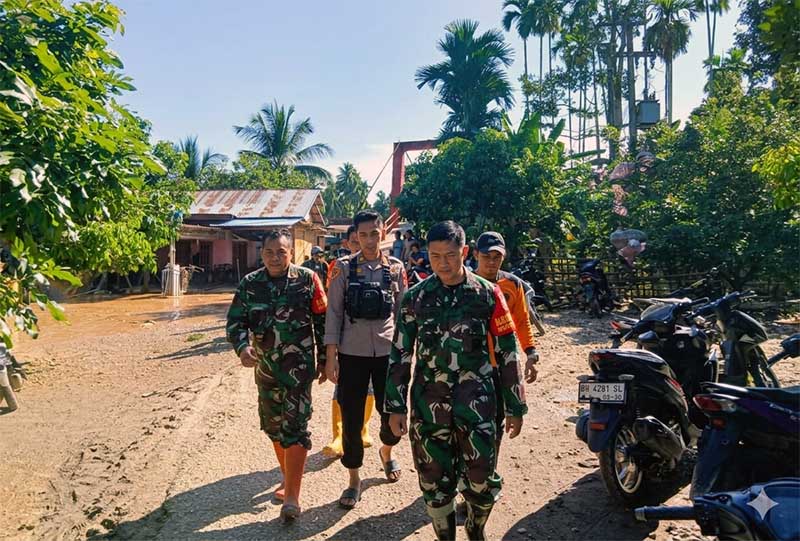 Komandan Kodim 0420/Sarko, Letkol Inf Yakhya Wisnu Ariyanto, bersama personel Polri dan instansi terkait meninjau langsung kondisi pemukiman warga yang terdampak banjir di Kabupaten Merangin, Senin (27/4/2026). Selain memantau dampak kerusakan, personel gabungan dikerahkan untuk memastikan proses evakuasi dan penyaluran bantuan logistik berjalan lancar. (FOTO : Dok. PENREMGAPU_