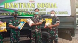 Dandim 0415/Jambi Kolonel Czi Sriyanto Melepan Bantuan ke Bungo di halaman Makodim 0415/Jambi di kawasan Jelutung, Kota Jambi, Selasa (4/01/22). FOTO : Pendim
