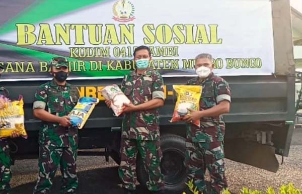 Dandim 0415/Jambi Kolonel Czi Sriyanto Melepan Bantuan ke Bungo di halaman Makodim 0415/Jambi di kawasan Jelutung, Kota Jambi, Selasa (4/01/22). FOTO : Pendim