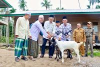 Bupati H. Ansar Sadat didampingi Camat Pengabuan Ismail Serahkan Bantuan Kambing dan Dana Pengembangan untuk Pesantren Isti’dadul Mu’allimien yang berlokasi di Dusun Setia Parit 14 Pudin, Desa Parit Pudin, Kecamatan Pengabuan, Selasa (25/11/25). FOTO : Prokopim