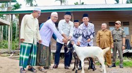 Bupati H. Ansar Sadat didampingi Camat Pengabuan Ismail Serahkan Bantuan Kambing dan Dana Pengembangan untuk Pesantren Isti’dadul Mu’allimien yang berlokasi di Dusun Setia Parit 14 Pudin, Desa Parit Pudin, Kecamatan Pengabuan, Selasa (25/11/25). FOTO : Prokopim